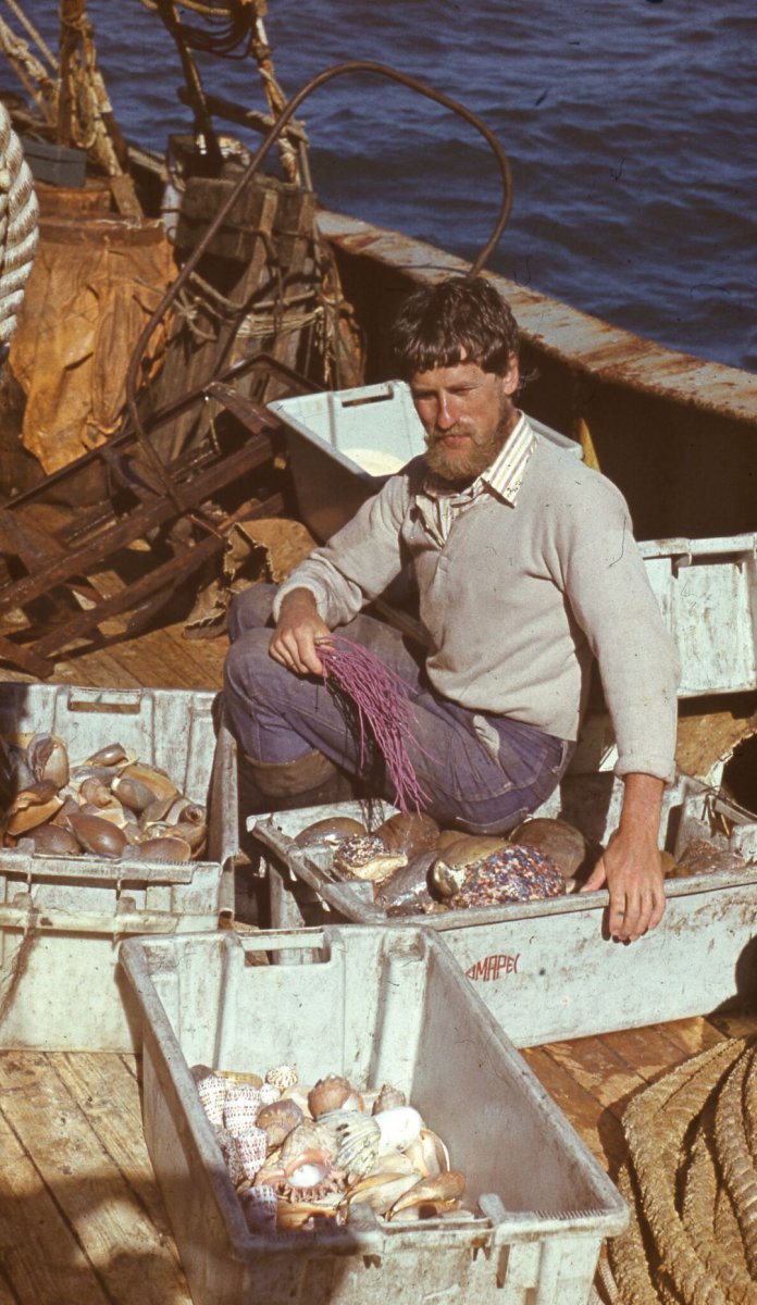 A. Každailis jūrų gamtos vertybių paieškoje traleryje VŽT-085 „Apatitas“. Atlanto vandenynas, 1975 m. gegužė. Nuotraukos autorius – E. Buivydas. Lietuvos jūrų muziejus. A. Každailis jūrų gamtos vertybių paieškoje traleryje VŽT-085 „Apatitas“. Atlanto vandenynas, 1975 m. gegužė. Nuotraukos autorius – E. Buivydas. Lietuvos jūrų muziejus.