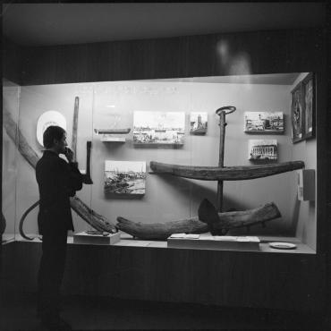 Aloyzas Každailis prie pirmosios Jūrų skyriaus ekspozicijos namelyje, 1972 m. Nuotraukos autorius B. Aleknavičius. Klaipėdos apskrities Ievos Simonaitytės viešoji biblioteka