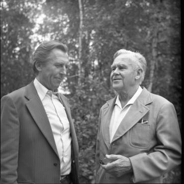 Biologijos mokytojas ekspertas Benediktas Gaižauskas (kairėje) ir botanikas Erika Purvinas. B. Gaižauskas pasiūlė išeitį A. Každailiui jūrų gamtos ekspozicijos klausimu. 1980 m., nuotraukos autorius B. Aleknavičius. Klaipėdos apskrities Ievos Simonaitytės viešoji biblioteka