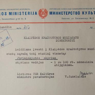1967 m. balandžio 25 d. Lietuvos TSR kultūros ministro pavaduotojo Vytauto Jakelaičio raštas Nr. 3-286 Klaipėdos kraštotyros muziejaus direktoriui, kuriame pranešama, kad leidžiama muziejaus etatų sąrašą papildyti Jūrininkystės vedėjo vienetu (su 100 rublių mėnesinė alga). Mažosios Lietuvos istorijos muziejus