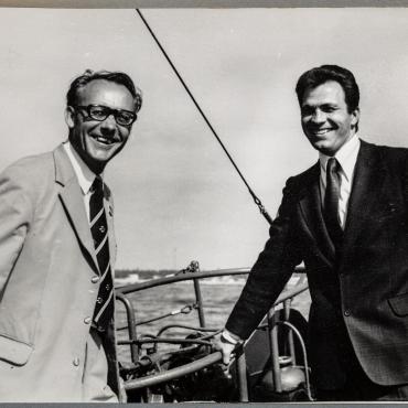 Alfonsas Žalys (kairėje), XX a. 8 dešimt. Lietuvos jūrų muziejus 1969–1990 m. Klaipėdos miesto vykdomojo komiteto pirmininkas, 1990–1992 m. Lietuvos Aukščiausiosios Tarybos – Atkuriamojo Seimo deputatas ir signataras, A. Každailio įvardintas Jūrų muziejaus idėjos autoriumi.