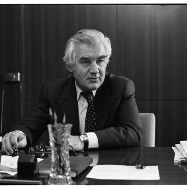 LTSR kultūros ministro pavaduotojas Vytautas Jakelaitis, 1967 m. pasirašęs nutarimą Klaipėdos kraštotyros muziejuje įsteigti Jūrininkystės skyriaus vedėjo etatą. 1975–1987 m. ėjo Lietuvos konservatorijos Klaipėdos fakultetų prorektoriaus pareigas. Prisidėjo prie jūrų muziejaus, Laikrodžių muziejaus, Klaipėdos kariljono kūrimosi ir Jūros šventės raidos procesų. Visuotinė lietuvių enciklopedija