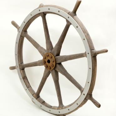 Ekspoziciją atidarėme laiku – 1971-ųjų liepos 11 dieną 11 valandą. Žmonių prisirinko devynios galybės. Jūrų muziejaus idėjos autorius, miesto vykdomojo komiteto pirmininkas, Alfonsas Žalys smagiai pasuko senojo garlaivio šturvalą. (A. Každailis) Nuotraukoje šturvalas, analogiškas kabėjusiam ant sienos kaip iškaba prie įėjimo į Jūrų skyrių / Klaipėdos jūrų muziejų (H. Manto g. 14). Gal ir tas pats... Lietuvos jūrų muziejus