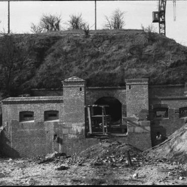 Vienišas Nerijos fortas, laukiantis muziejaus: tvarkomas vienintelio įėjimo į fortą tambūras, XX a. 8 dešimt. Nuotraukos autorius Vytas Karaciejus Lietuvos jūrų muziejus