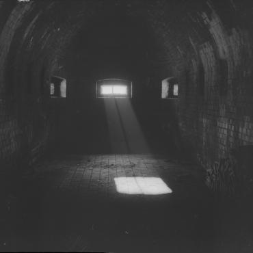 Vienišas Nerijos fortas, laukiantis muziejaus: vienos iš kaponierių vidus. 1977 m. Nuotraukos autorius Vytautas Karaciejus Lietuvos jūrų muziejus